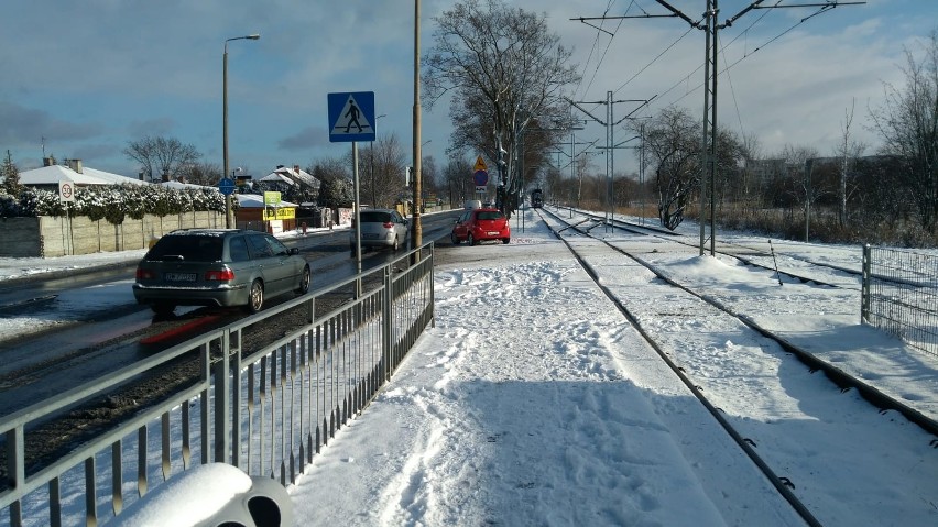 Wrocław: Wypadek karetki na ulicy Kosmonautów (ZDJĘCIA)