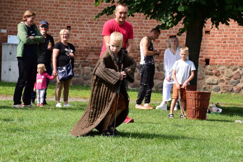 Uczestnicy są przebrani w stroje historyczne, a na podzamczu...