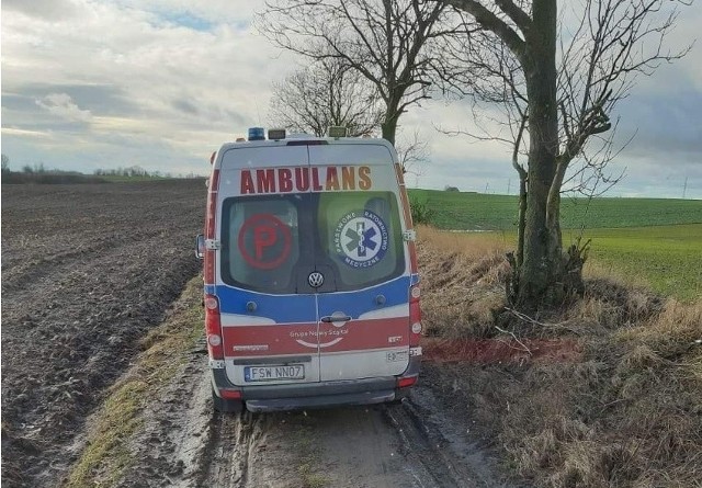 Strażacy pomogli karetce z Wąbrzeźna, która utknęła jadąc do pacjentki z gminy Papowo Biskupie