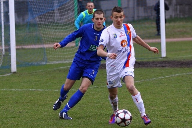 Adrian Krysian (z prawej) zdobył wiosną osiem goli dla Odry Opole i był obok Bartosza Glińskiego ze Skry Częstochowa najlepszym strzelcem rundy rewanżowej w III lidze. Odra jednak rozczarowała w odróżnieniu od Dawida Porwika (z lewej) i jego kolegów z Leśnicy.