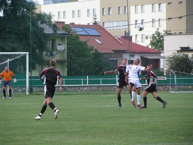Kłopoty finansowe klubu nie odbiły się negatywnie na formie piłkarzy Wisłoki (w czarnych strojach), którzy na inaugurację sezonu pokonali Unię Nowa Sarzyna.