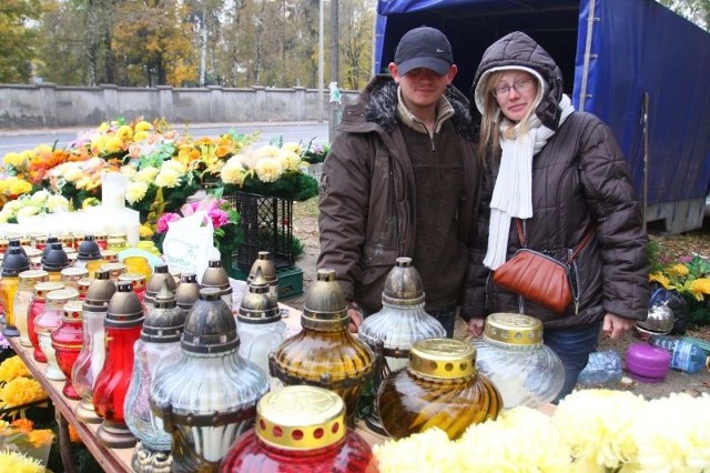 - Ceny świeczek zaczynają się od 1,5 a kończą na 20 złotych &#8211; informują Kasia i Artur, którzy prowadzą stoisko przed cmentarzem.