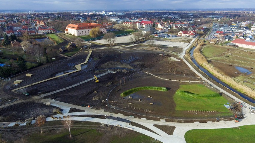 Budowa ogromnego parku (prawie 6 ha) w Niepołomicach, na...