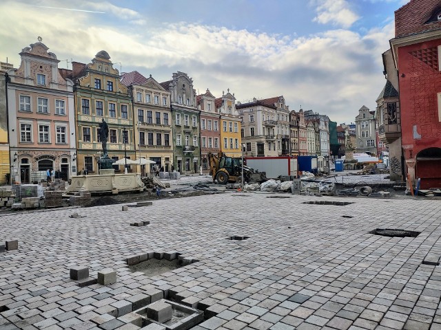 Spór o kostkę na Rynku rozgorzał po zdjęciach publikowanych przez przedstawicieli miasta.