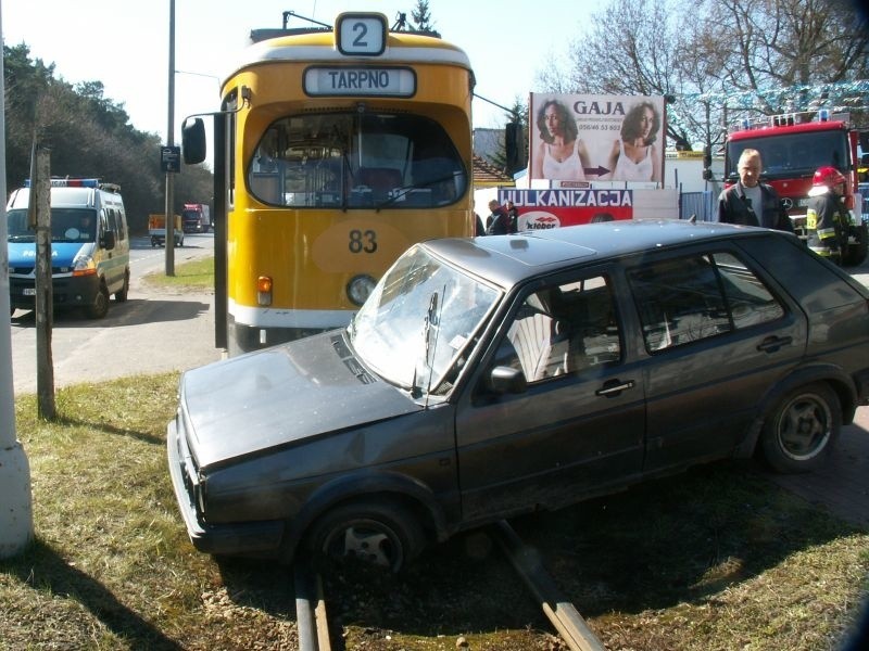 Wypadek tramwaju z vw golfem przy ul. Chełmińskiej