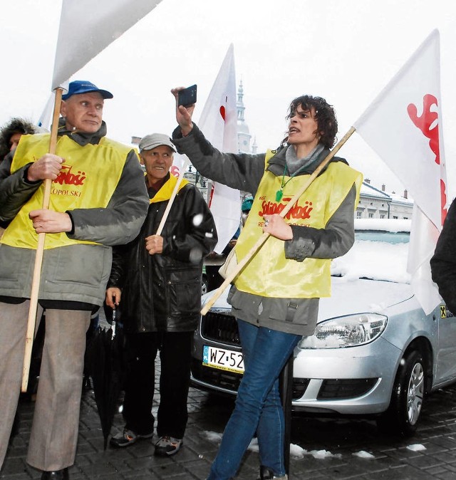 Członkowie Solidarności domagali się usunięcia ze stanowiska prezesa Uzdrowiska Krynica-Żegiestów. Protestowali również przeciwko polityce PO-PSL w kraju i województwie