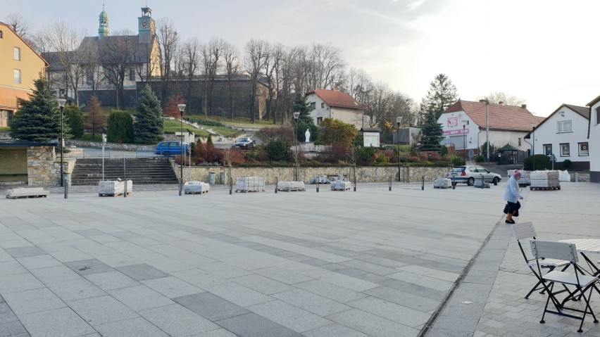 Rynek na Górze św. Anny. Nowy granit lśni, ale jest mało miejsca na zieleń 