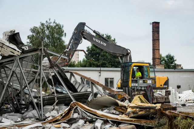 Buldożery kończą powoli pracę przy ul. Fordońskiej - rozebrano już większość magazynów, garaży i budynków technicznych.