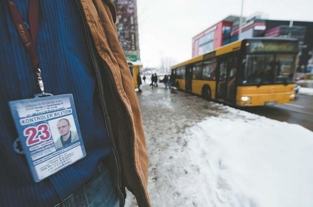 Legitymacja kontrolera biletów, którą autor miał przez kila dni pracy "kanara&#8221;.