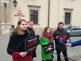 Kraków. Protestują przeciw igrzyskom europejskim. Apelują o przeznaczenie pieniędzy na pomoc dla uchodźców