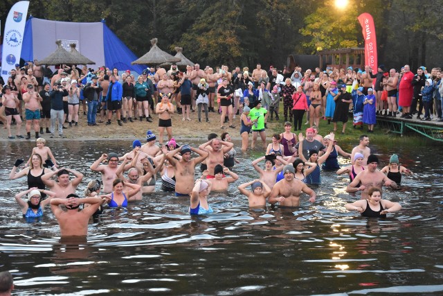 Morsowanie, czyli regularne kąpiele w zimnej wodzie - w jeziorze, rzece czy morzu, jest korzystne dla ogólnej kondycji naszego organizmu, w tym dla poprawy samopoczucia. Jednak decyzję o morsowaniu należy przemyśleć, a nawet poradzić się w tej kwestii lekarza. Kto powinien unikać morsowania? Zobacz na kolejnych slajdach >>>