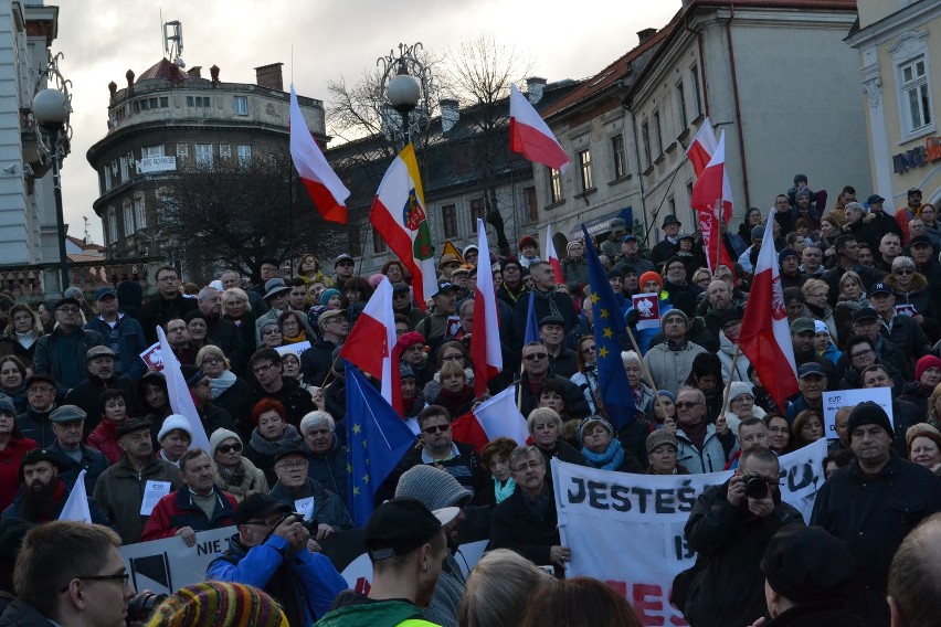 Manifestacja Komitetu Obrony Demokracji w Bielsku-Białej [ZDJĘCIA, WIDEO]