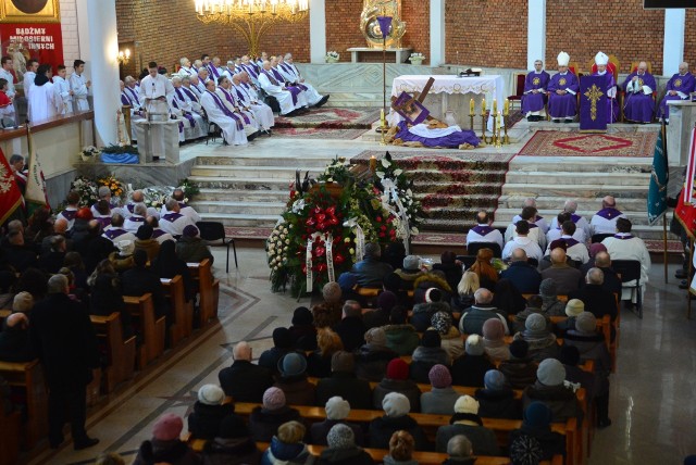 W kościele przy ulicy Kozienickiej w Radomiu i na cmentarzu parafialnym pożegnano księdza niezłomnego prałata Jana Stępnia.