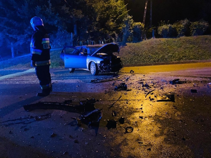 Nocny wypadek w Karwodrzy. Czołowo zderzyły się samochody osobowe. Jedna osoba została ranna