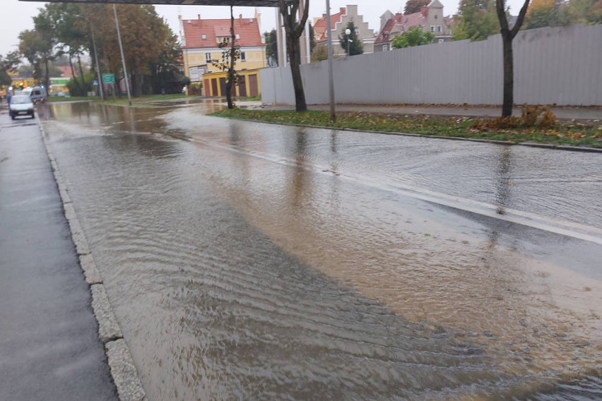 Na ulicy Pierwszej Brygady w Stargardzie usuwana jest duża awaria magistrali wodnej. MPGK zapowiada, że prace mogą potrwać do końca dnia   