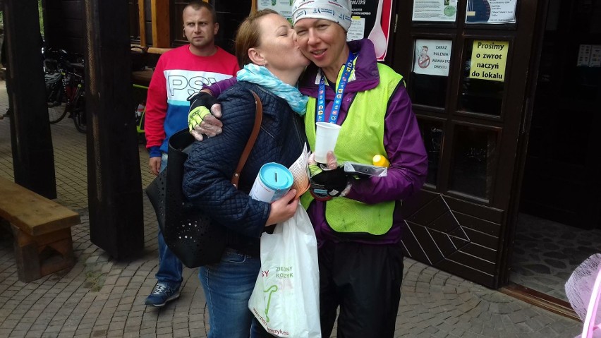 Na mecie ultramaratonu Bałtyk - Bieszczady Tour rodzice z...