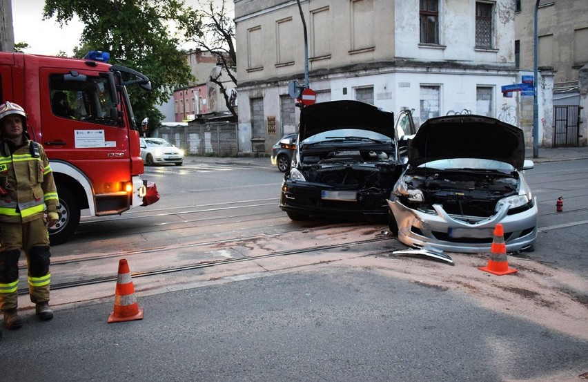 Groźny wypadek w centrum Łodzi. Zderzyły się dwa samochody ZDJĘCIA