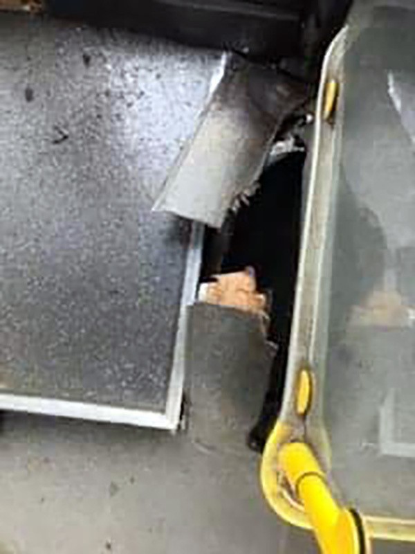 Do niebezpiecznego zdarzenia doszło w środę, 15 stycznia, na ul. Kasprzaka w Gorzowie. Studzienka kanalizacyjna, na którą najechał autobus pękła i uderzyła w podłogę przebijając ją.Kierowca autobusu jechał ul. Kasprzaka.  W pewnym momencie najechał na studzienkę kanalizacyjną w jezdni. Ta niespodziewanie pękła pod ciężarem autobusu i z impetem wystrzeliła, uderzając w podłogę pojazdu. Studzienka uderzyła w podłogę z taką siłą, że wbiła się w nią i zrobiła sporą dziurę. Na miejsce została wezwana gorzowska policja. Na szczęście nikomu nic się nie stało. Gdyby stał tam pasażer mógłby zostać poważnie ranny.Polecamy wideo: Piętnaście centymetrów od tragedii. Szkolny autobus utknął na przejeździe kolejowym
