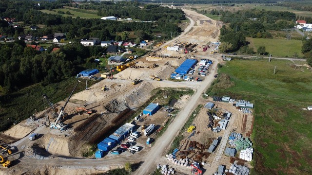 Ta estakada pojawi się na przecięciu nowej trasy S6 z linią kolejową Koszalin - Słupsk. Będzie przebiegać nad torami