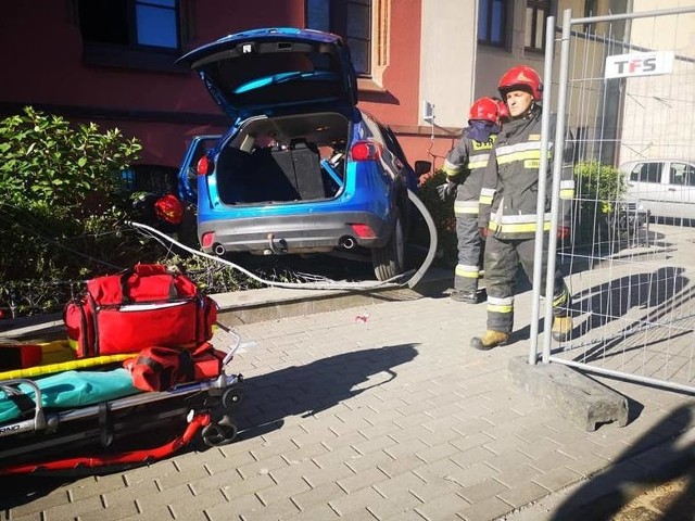 Do groźnego wypadku doszło dziś rano (24 czerwca) na ulicy Wały Jagiellońskie w Bydgoszczy. 61-letni kierowca mazdy zasłabł za kierownicą i uderzył w budynek sądu.Jak informuje nas podkom. Lidia Kowalska z bydgoskiej policji, mężczyzna podróżował od ronda Bernardyńskiego w stronę placu Poznańskiego. Jechał prawym pasem jezdni. Nagle najechał na chodnik, następnie uderzył w kilka słupków, odbił w lewo, przejechał pas zieleni i uderzył w budynek sądu.Na szczęście nie ucierpiał nikt z przechodniów.Ze wstępnych ustaleń policji wynika, iż 61-latek zasłabł za kierownicą. Trafił do szpitala. Flesz - wypadki drogowe. Jak udzielić pierwszej pomocy?