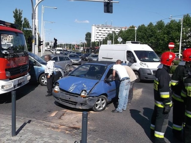 W ostatni piątek na skrzyżowaniu pl. Grunwaldziego i ul. Bujwida renault zderzyło się z taksówką. Na szczęście nikt nie został ranny. Czy gdyby działa sygnalizacja, nie doszło by do zderzenia?