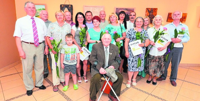 Fotografia artystów z grupy Vena, działającej przy Domu Kultury, którzy odebrali nagrody w konkursie na pracę pod hasłem: "Dzikość i piękno Wisły" lub "Zespół Pałacowo-Parkowy z dawnych lat".