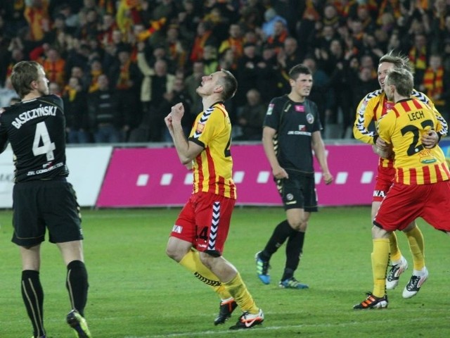 Radość Pawła Golańskiego (w środku) po pierwszym golu dla Korony w tym sezonie. Zadedykował go nieżyjącej babci.