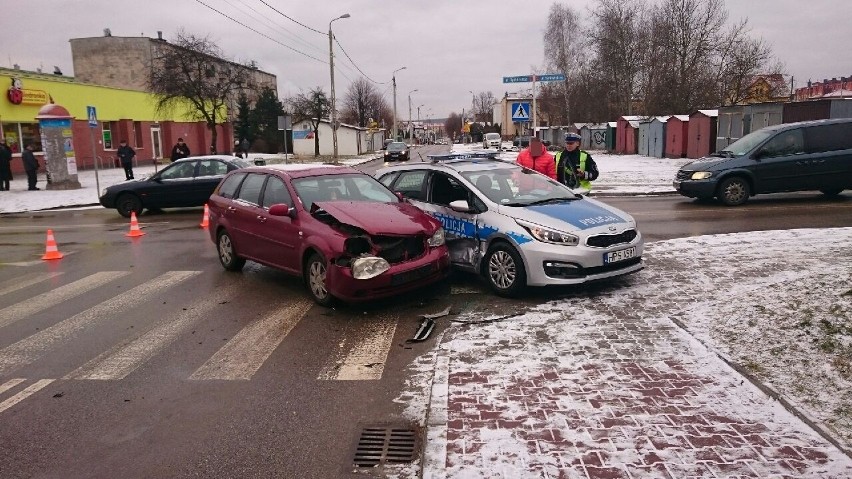 Wypadek z udziałem radiowozu w Skarżysku. Policjant w szpitalu  