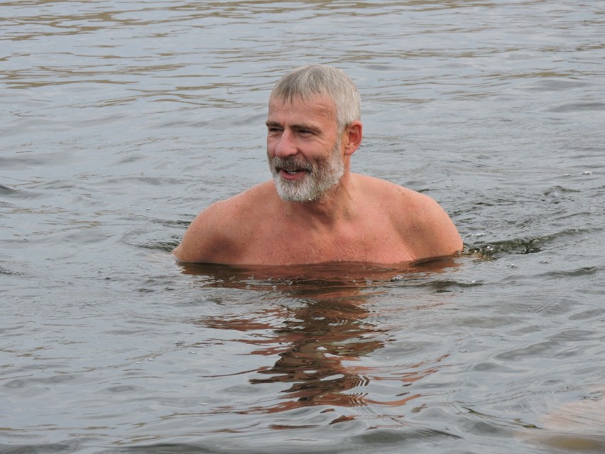 Marek Będźkowski codziennie kąpie się w Narwi. I tak od ponad 500 dni!