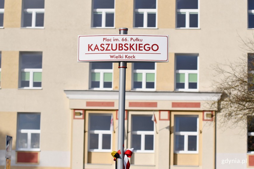 66. Kaszubski Pułk Piechoty im. marszałka Józefa Piłsudskiego uhonorowany w Gdyni. Plac przy ul. Starodworcowej nosi jego nazwę [zdjęcia]