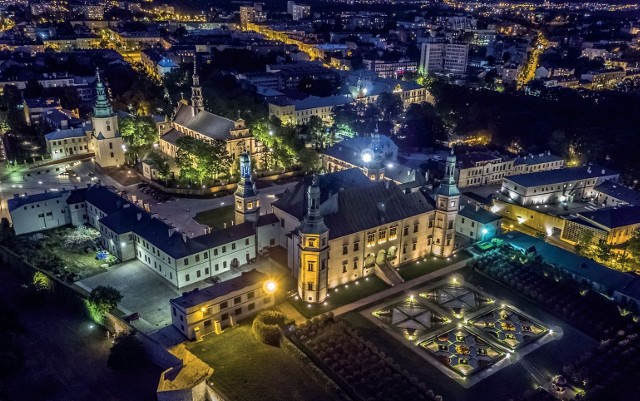 Zobacz na kolejnych slajdach najpiękniejsze miejsca w województwie z przewodnika "Perły Ziemi Świętokrzyskiej" wydanego przez Urząd Marszałkowski.