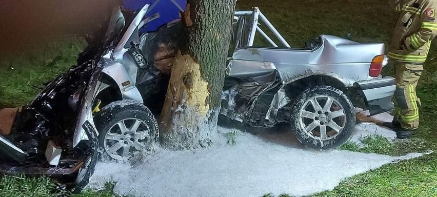 Samochód osobowy zjechał z jezdni i uderzył w drzewo. W...