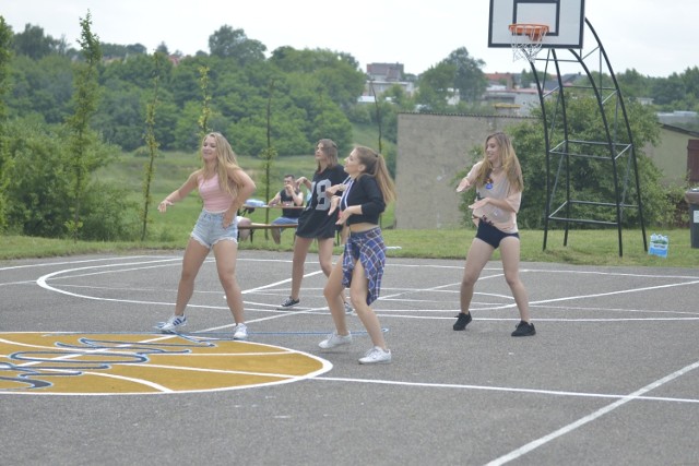 Na boisku przy ulicy Łącznej w Lipnie odbył się "Turniej koszykarskich trójek - Streetball Lipno 2017" organizowany przez Jakuba Klabana i Artura Gabryszewskiego. W zawodach udział wzięło osiem zespołów z Lipna, Torunia, Włocławka, Wielgiego, Dobrzynia nad Wisłą i Nasiegniewa. Więcej we wtorek w "Tygodniku Lipnowskim".Pospieszny do Kultury - odcinek 3