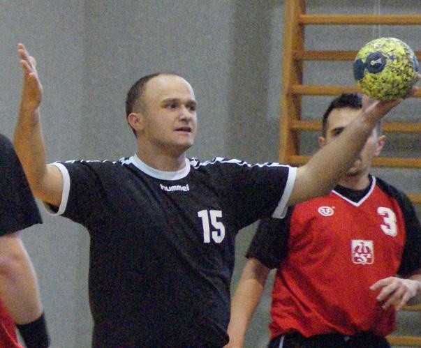 Piłkarze ręczni ostrołęckiej Trójki staną przed szansą wygrania czwartego meczu z rzędu. Na zdjęciu Rafał Kamionowski.