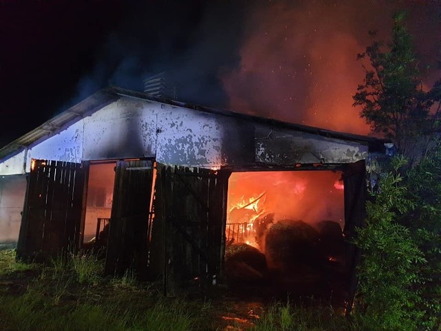 Tak wyglądały pożary z ostatnich dni z południa Wielkopolski. We wszystkich przypadkach podpalane były baloty siana, a w gaszenie zaangażowanych było zwykle około 20 zastępów strażaków. Policja sprawdza, czy nie doszło do podpaleń.Przejdź do następnego zdjęcia ----->