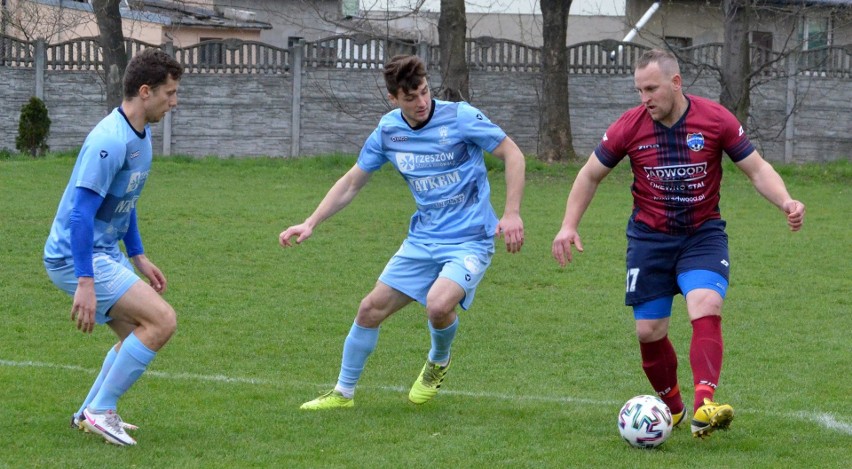 Korona Rzeszów (błękitne stroje) pokonała u siebie 2:1...