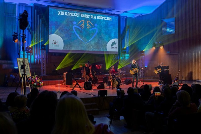 W Filharmonii Pomorskiej w Bydgoszczy odbył się koncert charytatywny „Głosy dla Hospicjum”. Gwiazdami wieczoru byli Andrzej Sikorski z córką Mają. Wydarzeniu patronowała „Gazeta Pomorska”.