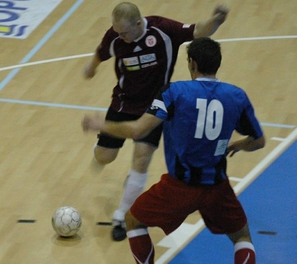 Mateusz Mika (nr. 10) z drużyny gości próbuje powstrzymać Rafała Samborskiego.