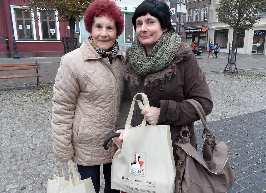 Pani Teresa Jastrzębska (z lewej) z córką Marią odebrały...