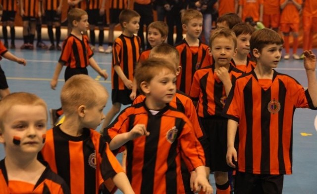 Największe oklaski zbierali nie zawodnicy pierwszej drużyny, a gracze najmłodszych ekip Chrobrego Głogów.