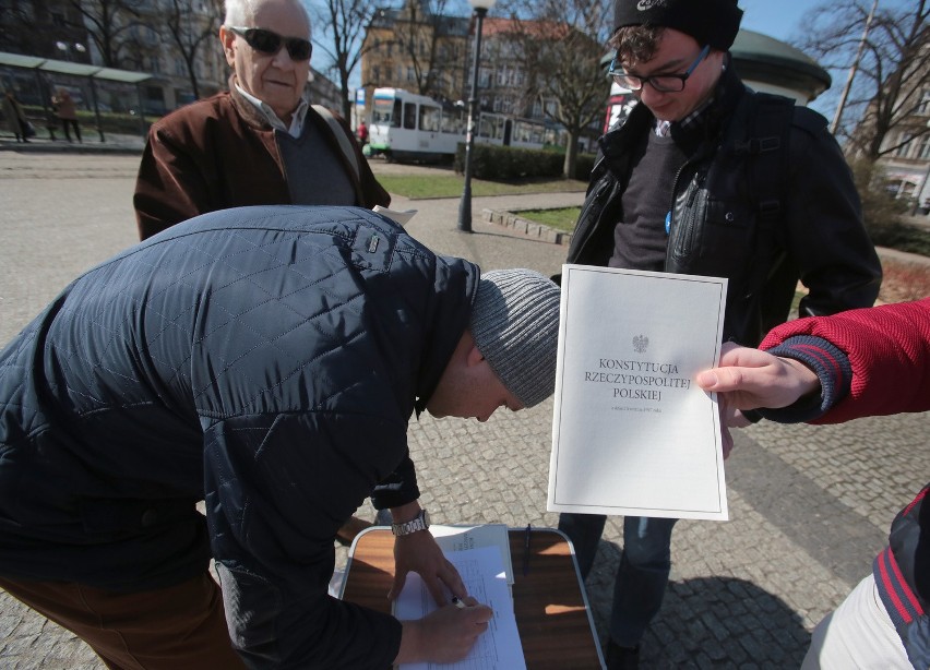 W kilku miejscach w Szczecinie rozdano Konstytucję w związku...