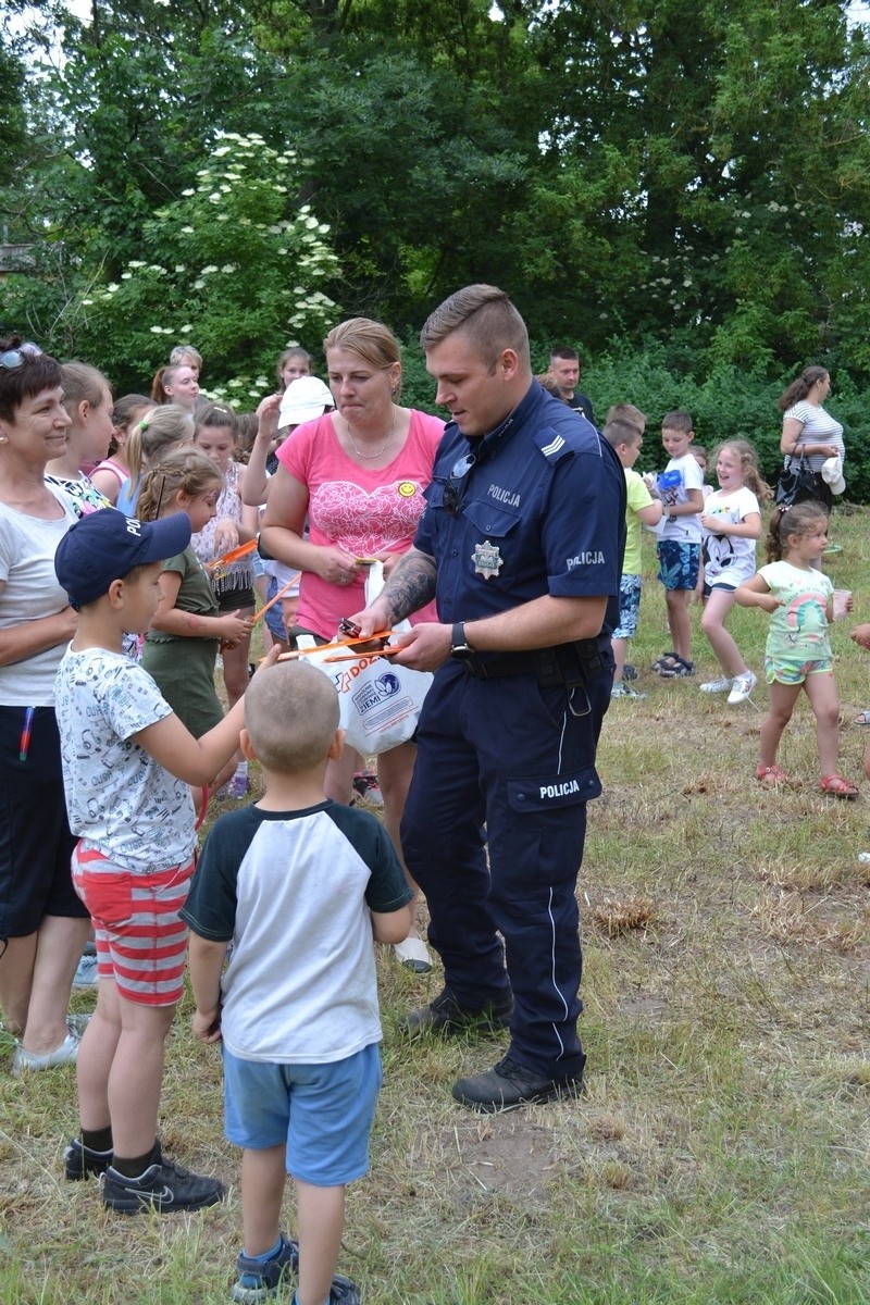 Radziejowscy policjanci wykorzystują każdą okazję, aby spotkać się z dziećmi i promować bezpieczne wakacje. Tak było w Czamaninie