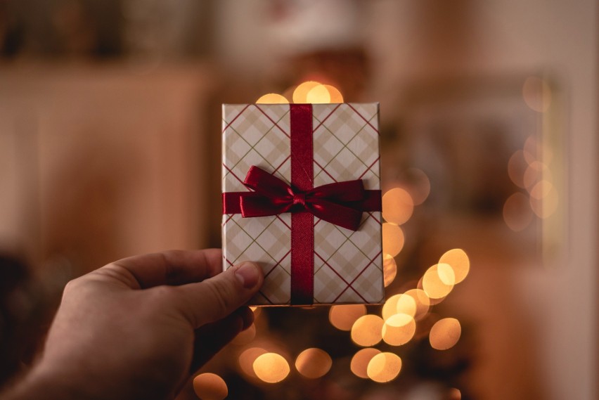 Boże Narodzenie 2019. Pakowanie prezentów - jak zrobić ekologiczne opakowanie? Oryginalnie zapakuj upominek na święta i Mikołajki 6.12.2019