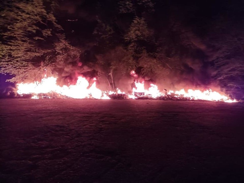 Pożar przy S8 w gminie Zabrodzie. Paliły się opony.  W akcji gaśniczej brały udział dwie jednostki Ochotniczej Straży Pożarnej. Zdjęcia