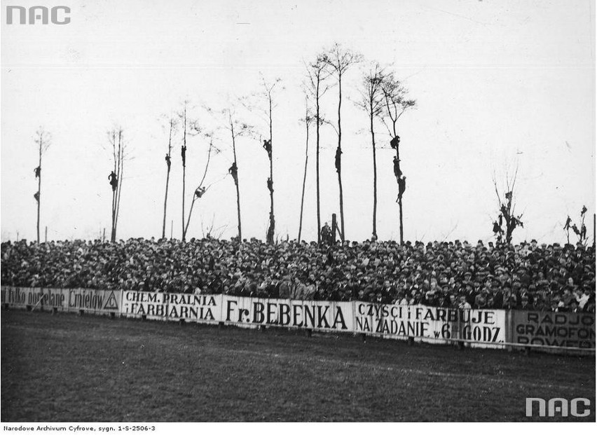 Mecz piłki nożnej Wisła Kraków - Cracovia w Krakowie (1938)...