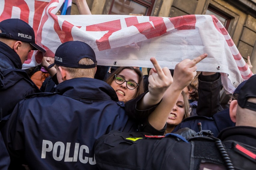 Marsz ONR w Warszawie [ZDJĘCIA] Narodowcy świętowali, Obywatele RP chcieli zablokować pochód