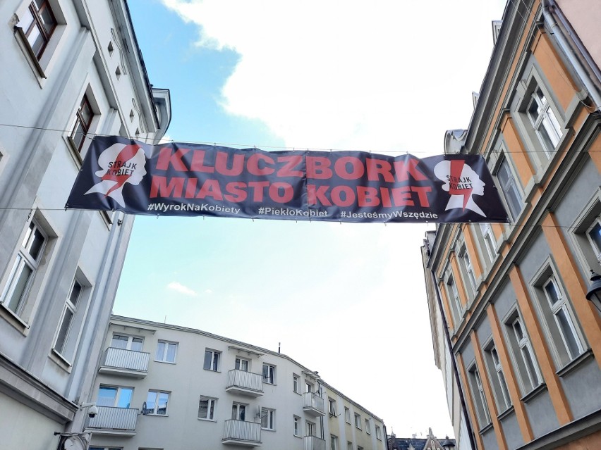 Ogromny baner Ogólnopolskiego Strajku Kobiet cały czas wisi...