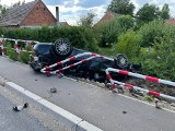 Wypadek na Dolnym Śląsku. Auto dachowało, jedna osoba jest ranna [ZDJĘCIA]