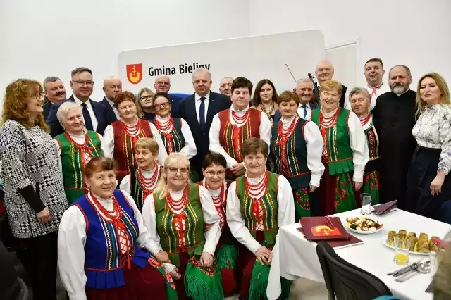 Jubileusz 15-lecia Zespołu Śpiewaczego "Makoszanki" w gminie Bieliny. Muzyka, życzenia, tort i pyszny poczęstunek.