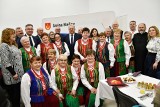 Jubileusz 15-lecia Zespołu Śpiewaczego "Makoszanki" w gminie Bieliny. Muzyka, życzenia, tort i pyszny poczęstunek